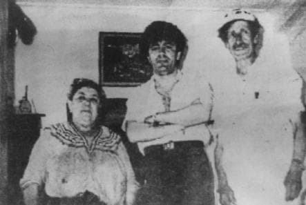 Avec sa mère et son père